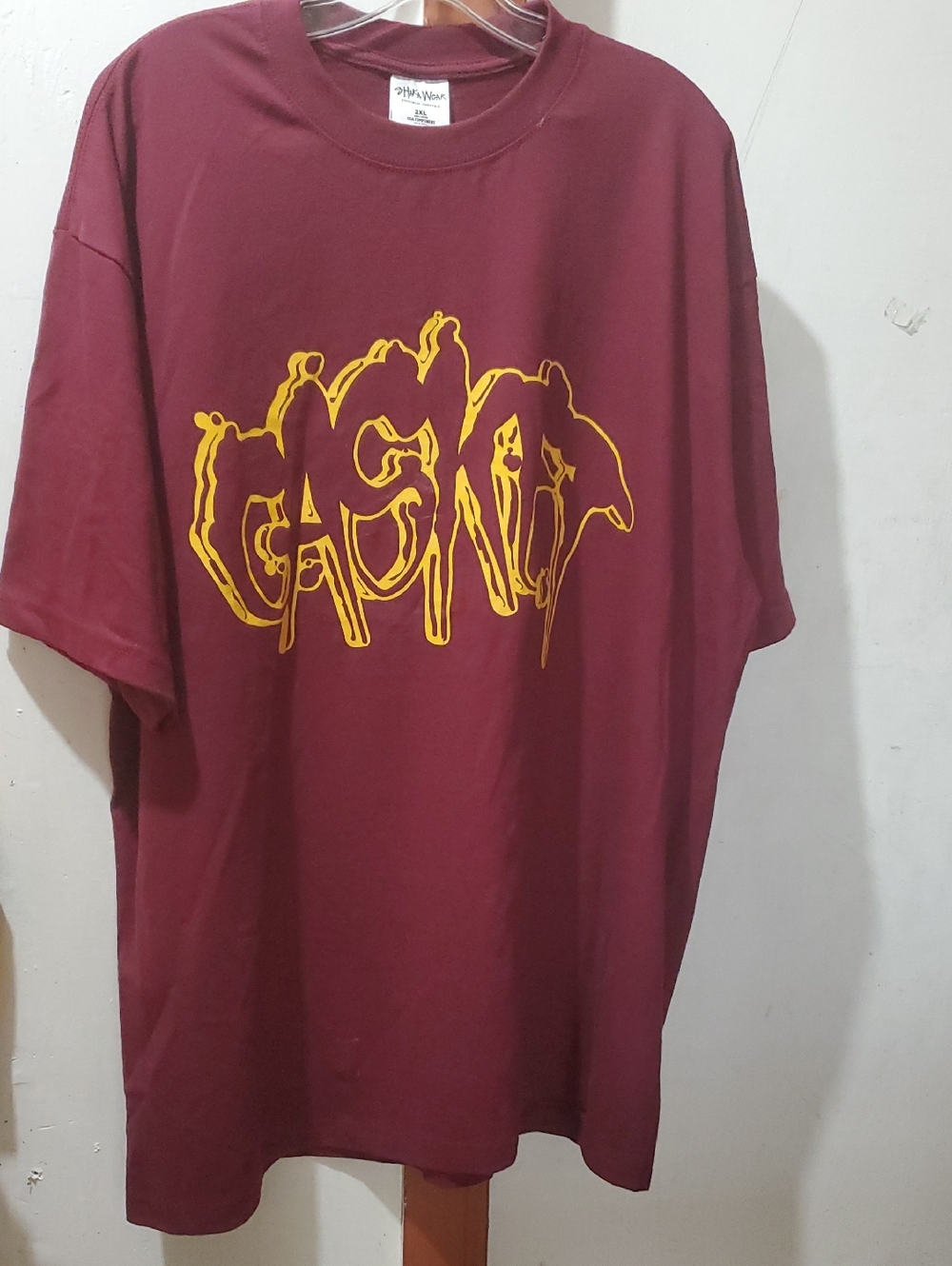 SHAKA WEAR Graphic Maroon Men's T-Shirt with Yellow Print Size 2XL